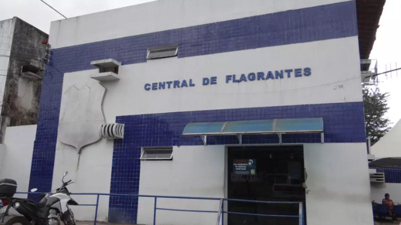 Homem agride a esposa e é espancado pela população no Antares, em Maceió