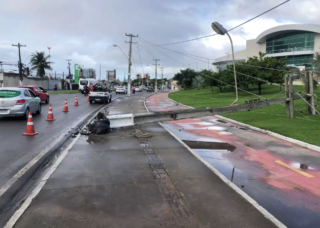 Carro derruba poste e fiação pega fogo em Cruz das Almas, Maceió