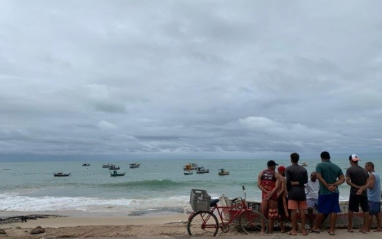 Motor encontrado no mar próximo ao Pontal da Barra é da jangada em que estavam pescadores desaparecidos, confirma Marinha