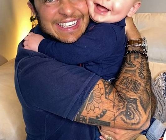 Thammy rebate comentários transfóbicos: “O pai do meu filho sou eu”