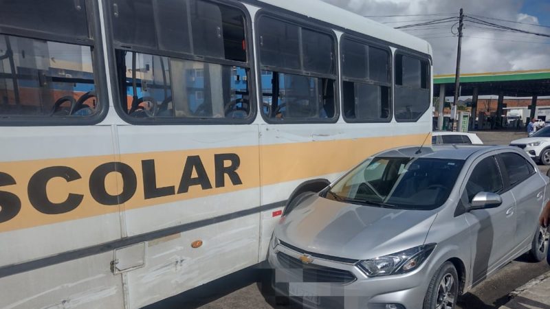 Acidente entre ônibus escolar e carro é registrado em trevo no bairro Canafístula em Arapiraca