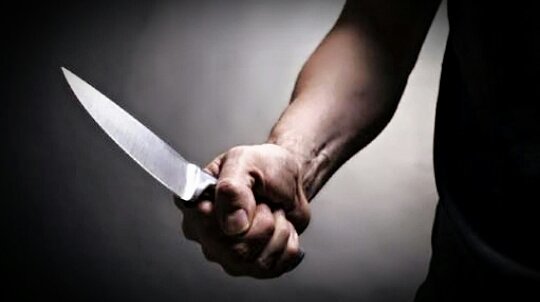 Homem persegue esposa na rua para assassiná-la a facadas em Igreja Nova