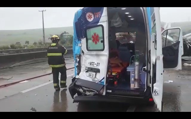 Socorristas do Samu que atendiam ocorrência ficam feridos após colisão com caminhão