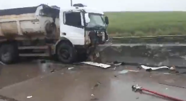 Caminhão bate em ambulância e viatura dos bombeiros que prestavam socorro a vítima de capotamento em AL