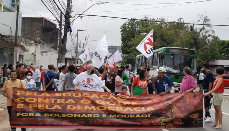 Manifestantes fazem ato em Maceió a favor da democracia