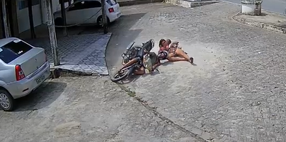 Criança de um ano que sofre acidente de moto com mãe e tio em Maceió