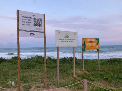 Após acordo com MPF, IMA instala placas de balneabilidade em praias de Maceió