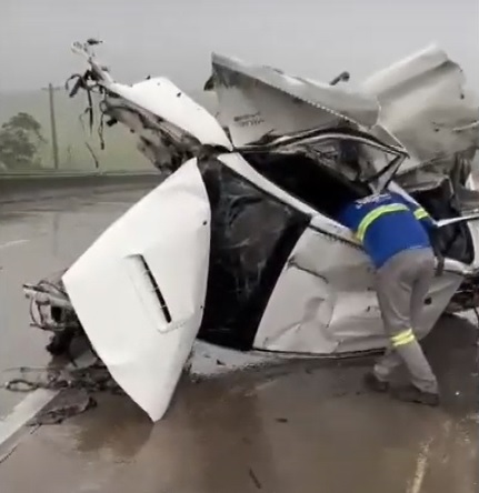 Acidente deixa uma pessoa presa às ferragens de caminhonete na BR-101