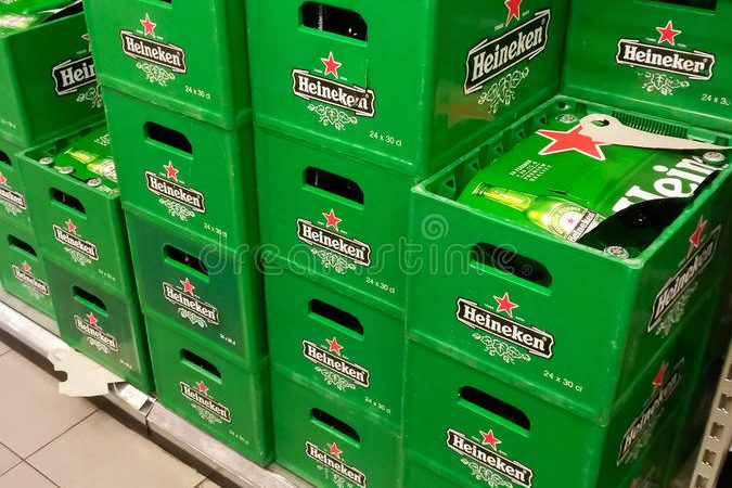 Em Maceió, jovem furta quase 100 garrafas de Heineken de supermercado com ajuda de dois comparsas