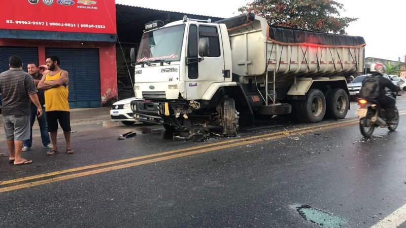 Motorista com sinais de embriaguez e sem CNH colide em carreta na BR-316, em Satuba
