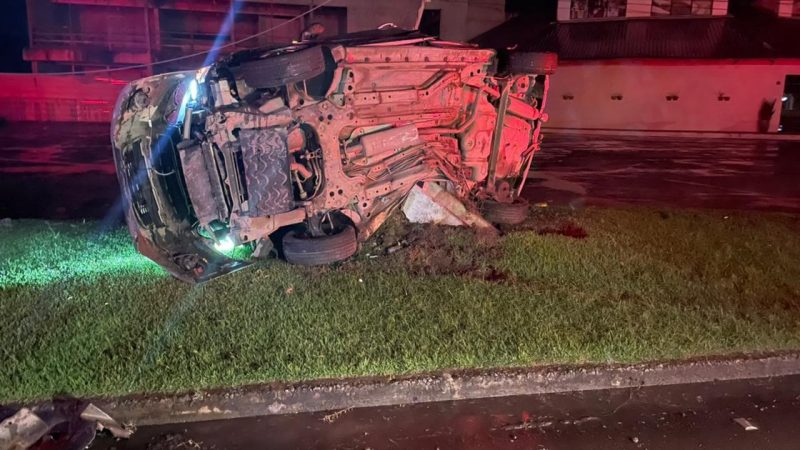 Duas pessoas morrem e quatro ficam feridas após carro bater em poste em Marechal Deodoro
