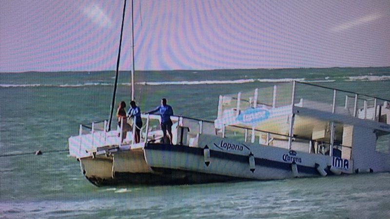 Catamarã afunda na praia de Ponta Verde, em Maceió, e precisa ser retirado do mar por trator