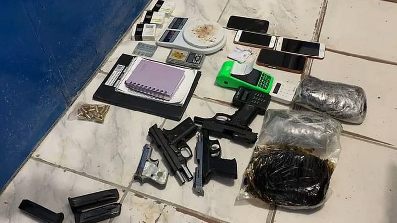 Influencer alagoana que ostentava armas de fogo e drogas é presa em Maceió