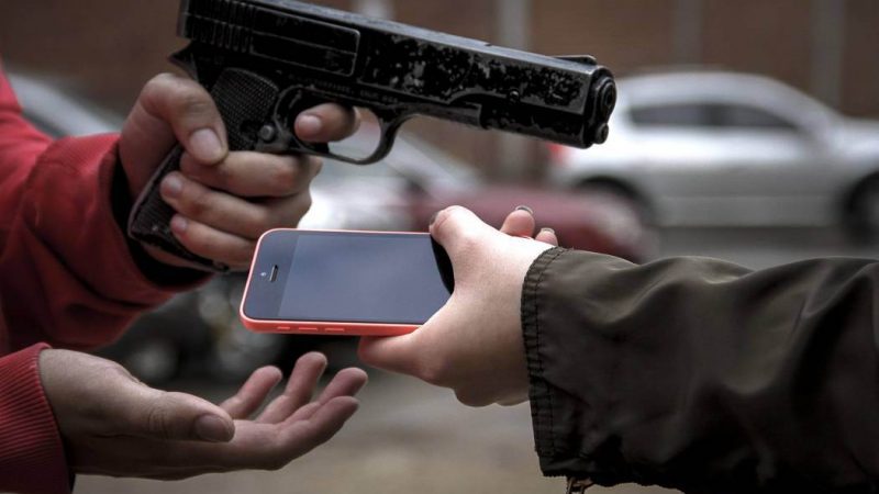 Dupla em motocicleta assalta pedestre rouba livros e celular em Arapiraca