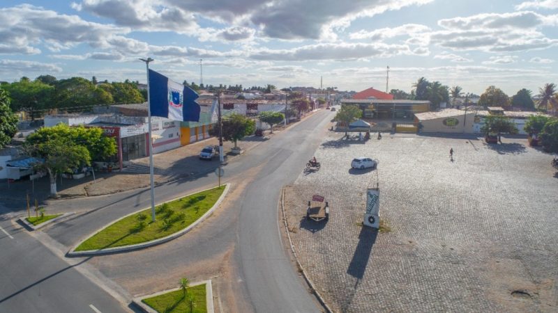 Em Girau do Ponciano jovem é atingido por tiros em calçada, entra em residência, mas não resiste e morre