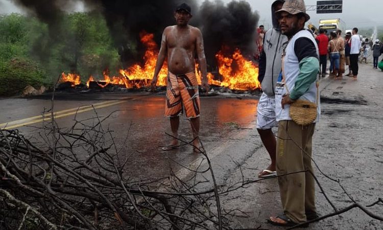 Indígenas fecham rodovia em protesto para reivindicar saída de coordenador da Funai no Sertão de AL
