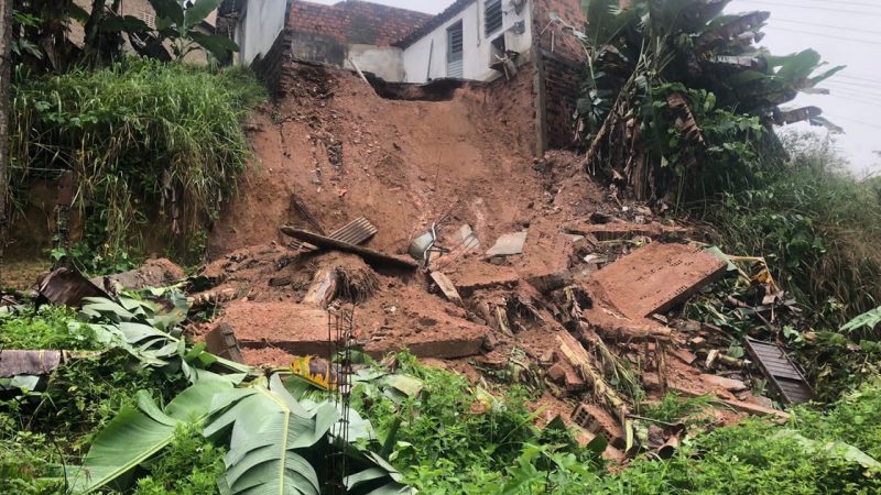 CHUVAS: Parte de muro de residência desaba na Grota do Rui Palmeira, na Serraria