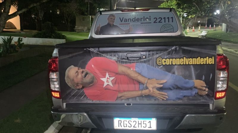 Candidato em Alagoas é obrigado a retirar adesivos com imagem de Lula preso