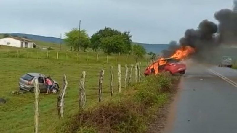 Colisão deixa dois feridos e carro pega fogo entre Traipu e Girau, uma das vítimas é um PM