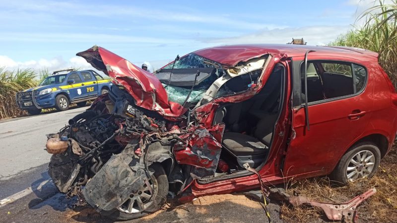 Pessoa fica ferida em batida entre caminhão dos Correios e carro em Satuba