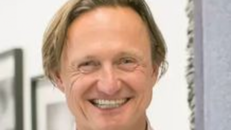 Milionário deixa família para morar com refugiada ucraniana que abrigou em casa