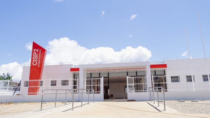 Homem dá celular roubado de presente a esposa e acaba preso em Palmeira dos Índios