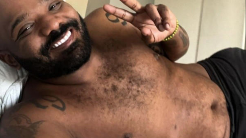 Alessandra Negrini estaria vivendo romance com cantor 22 anos mais jovem, afirma site