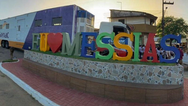 Duas pessoas são socorridas após capotamento de carro na cidade de Messias