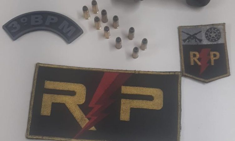 Em fuga, dupla suspeita de roubo e outros crimes invade contramão de via e colide em veículo em Arapiraca