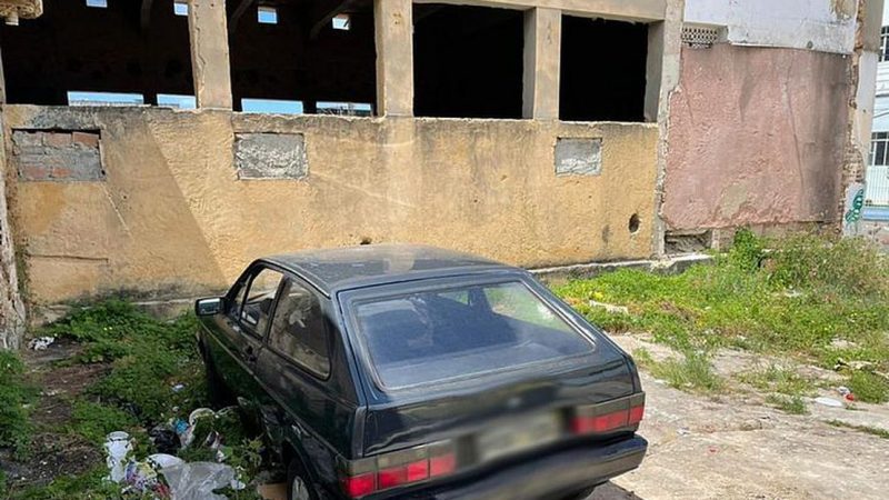 Trabalhadores de obra encontram idoso que vendia coco, morto dentro de um carro em Maceió