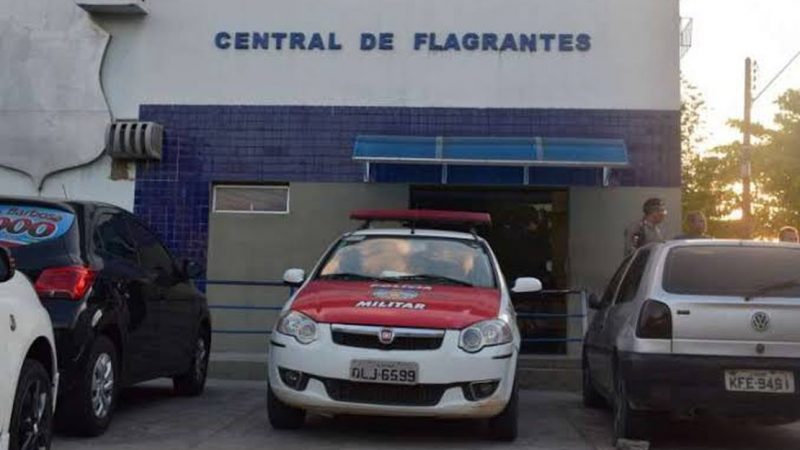 Criminoso e mulher grávida fogem em carro com drogas e batem em viatura, em Maceió