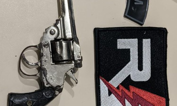 Homem é preso por agressões contra a mulher e posse ilegal de arma