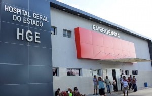 Durante bebedeira, homem é agredido na cabeça, cai e é baleado na perna