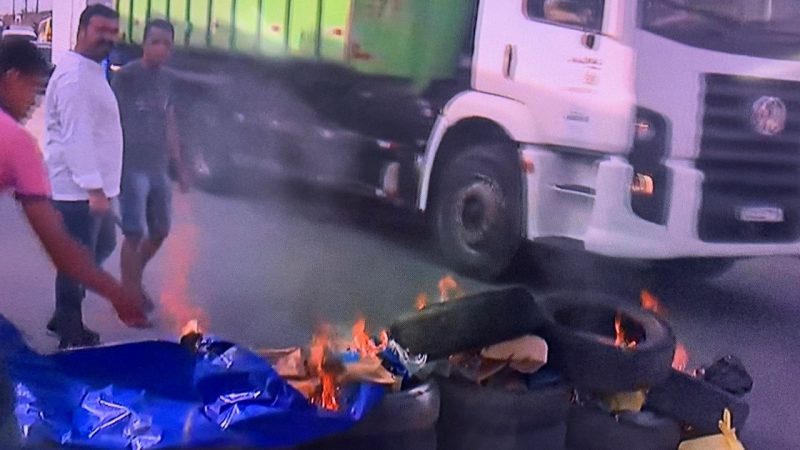 Moradores do Conjunto Bela Vista, no Benedito Bentes, realizam protesto e pedem retomada de pavimentação ‘esquecida’