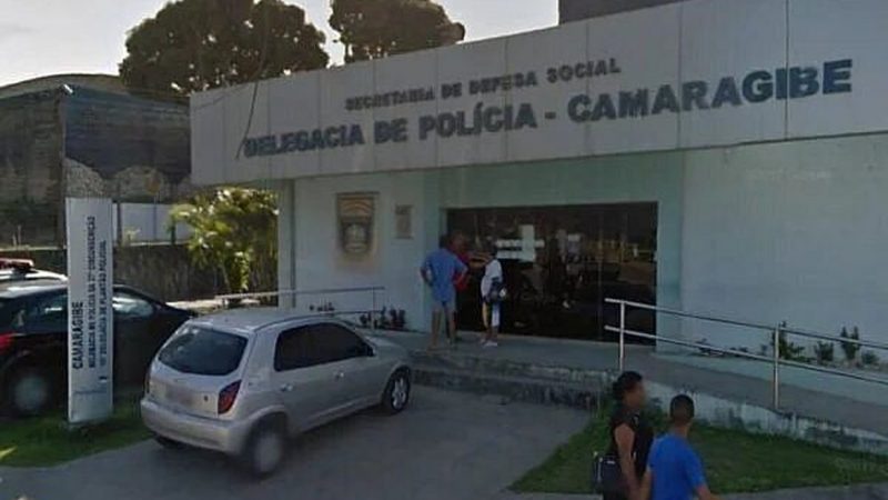 Homem armado invade casa, rouba e estupra mulher e filha dela em Pernambuco