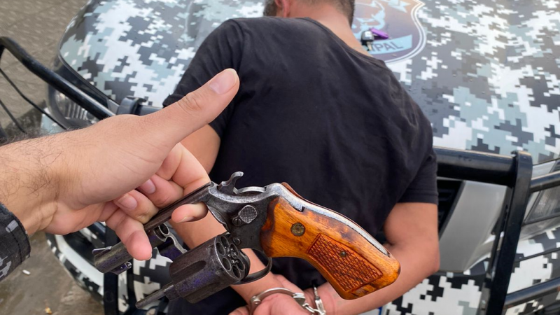 Homem é preso ao ameaçar população com revólver nas ruas de Teotônio Vilela