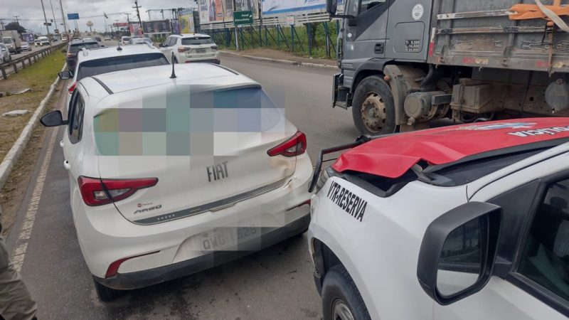 Batida entre viatura da Polícia Militar e dois carros é registrada no bairro Santa Edwiges em Arapiraca