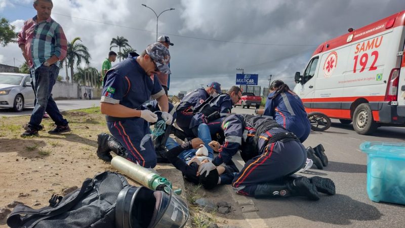 Motociclista faz conversão pelo canteiro e colide com irmãos que iam para o trabalho na AL-220