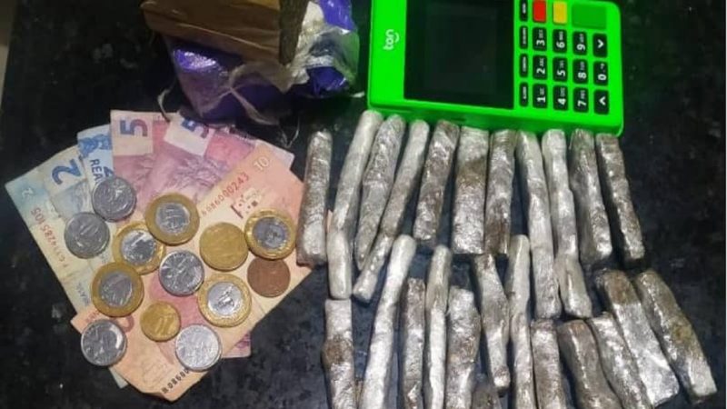 Após denúncia sobre boca de fumo, homem é preso pelo 3° BPM com drogas em Junqueiro