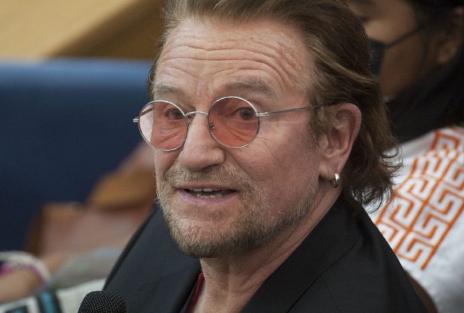 Bono Vox, vocalista do U2, descobre que primo é na verdade seu irmão