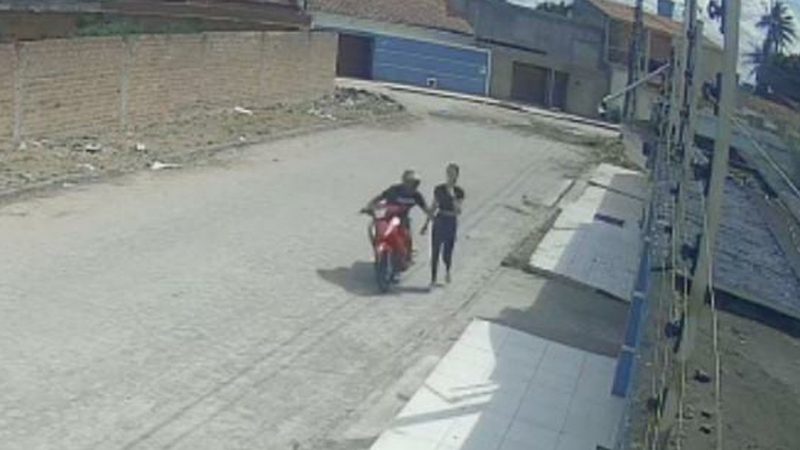 Mulher é importunada sexualmente com tapa nas nádegas enquanto caminhava em Arapiraca