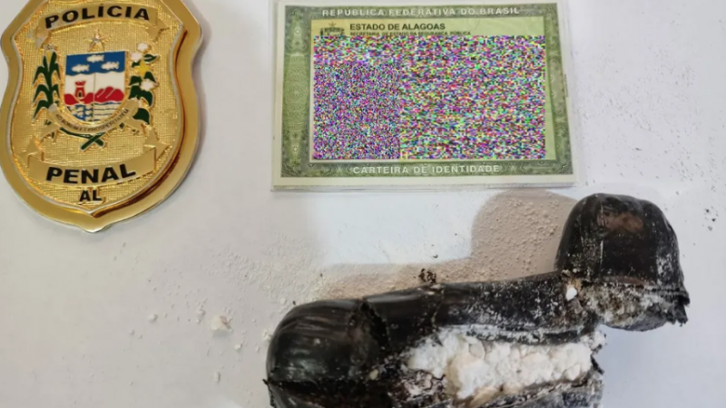 Mulher é flagrada tentando entrar com drogas em presídio de Maceió