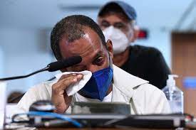 Morre pai de vítima da Covid-19, que participou de protesto recolocando cruzes na praia de RJ