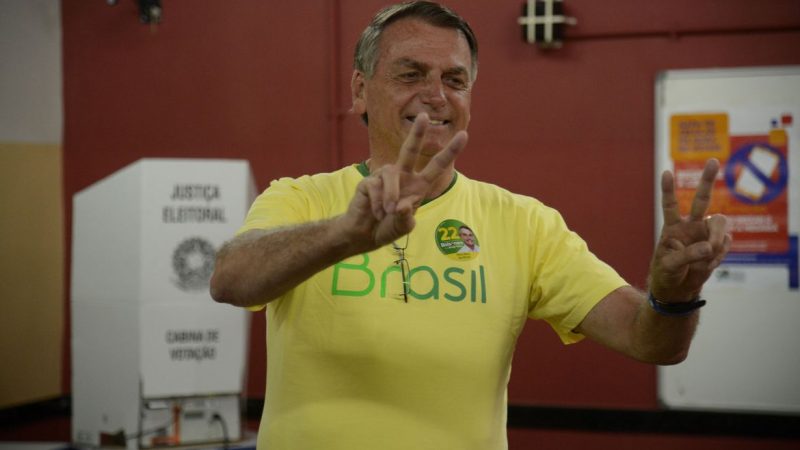 Bolsonaro vota para 2° turno, no Rio.