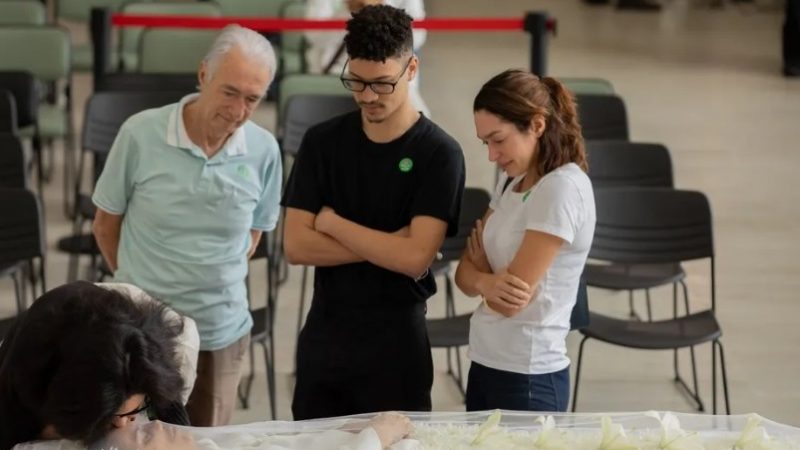 Filho único de Gal Costa acompanha velório da mãe em São Paulo