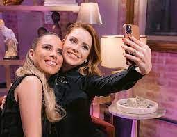 Sandy fala da carreira e da parceria com Wanessa Camargo
