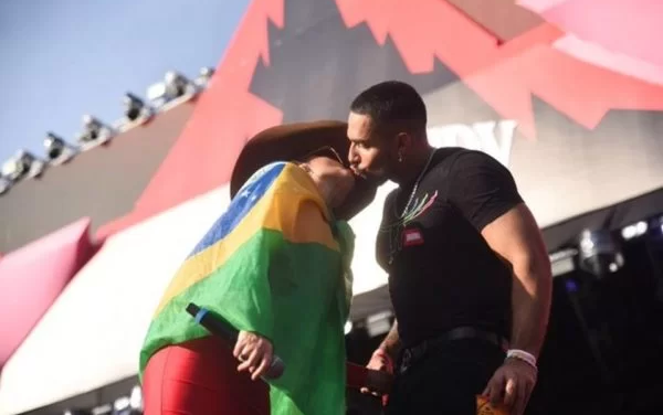 VÍDEO: ex-namorados, Maraisa e Bil Araújo se beijam durante show