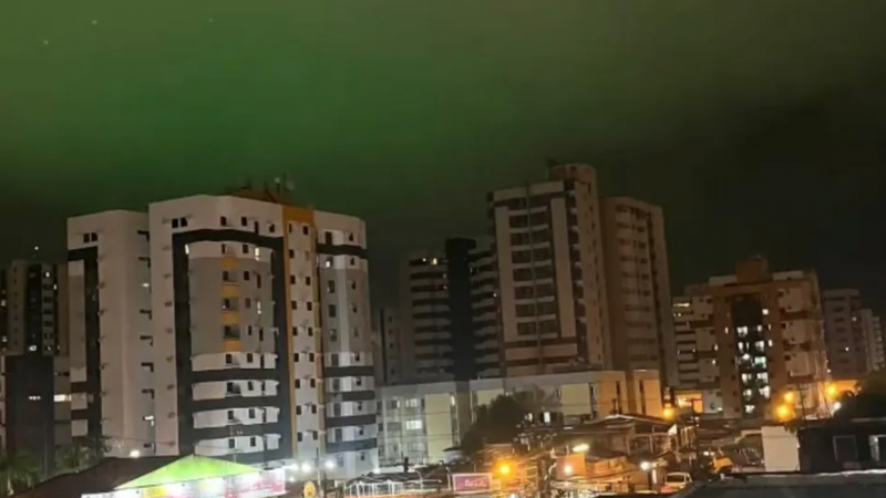 Internautas registram céu em tons verdes em Maceió; entenda o motivo