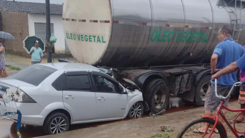 Motorista morre após bater carro na traseira de caminhão em Rio Largo