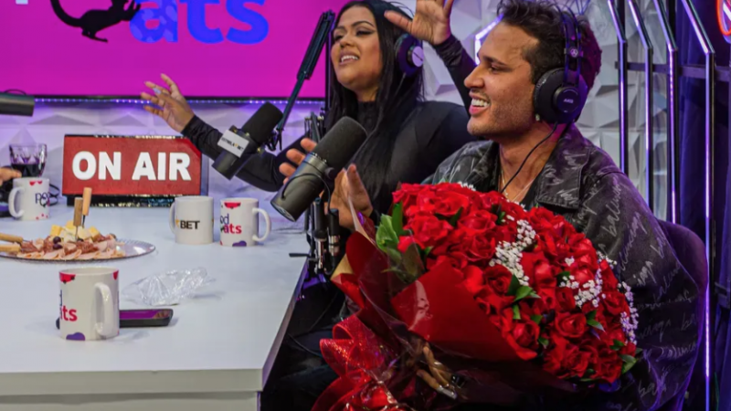 Lucas Guimarães recebe buquê de rosas de Carlinhos Maia na sua estreia como apresentador